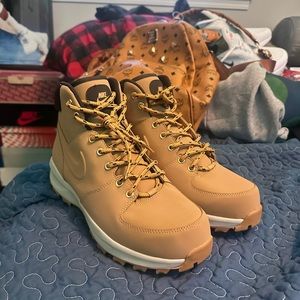 Nike Moana Hiking Boots